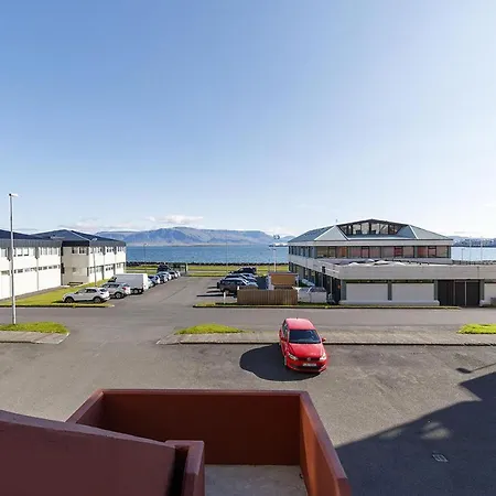 Modern And Spacious 4br Apartment,only 3 Km Drive From Downtown * Reykjavík