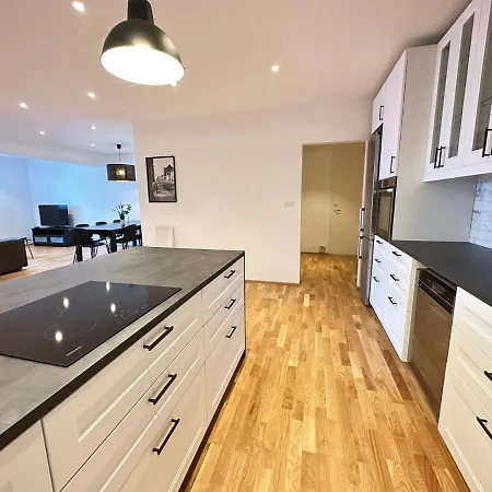 Modern And Spacious 4br Apartment,only 3 Km Drive From Downtown Apartment