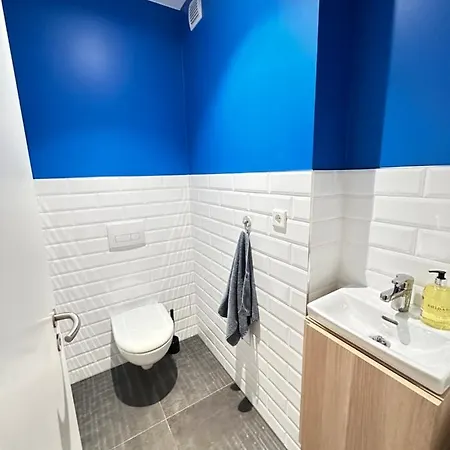 Apartment Modern And Spacious 4br Apartment,only 3 Km Drive From Downtown *