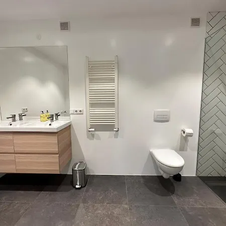 Apartment Modern And Spacious 4br Apartment,only 3 Km Drive From Downtown *