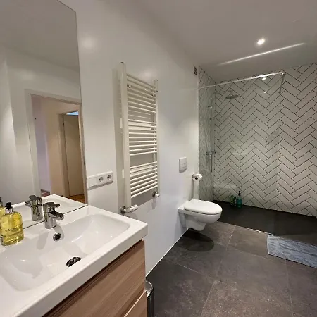 Modern And Spacious 4br Apartment,only 3 Km Drive From Downtown Apartment